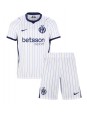 Otroški Nogometna dresi replika Inter Milan Benjamin Pavard #28 Gostujoči 2026-27 Kratek rokav (+ hlače)
